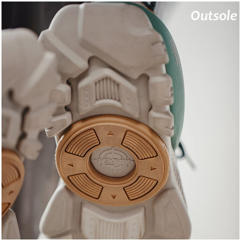 Green chunky sneaker vamp is made of a variety of materials, with a sense of hierarchy