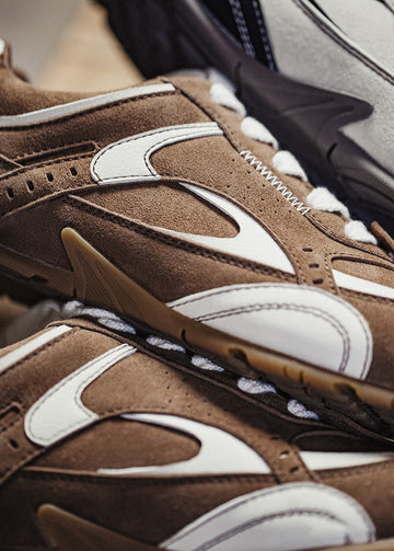 men's casual shoes with flowing color-block side lines