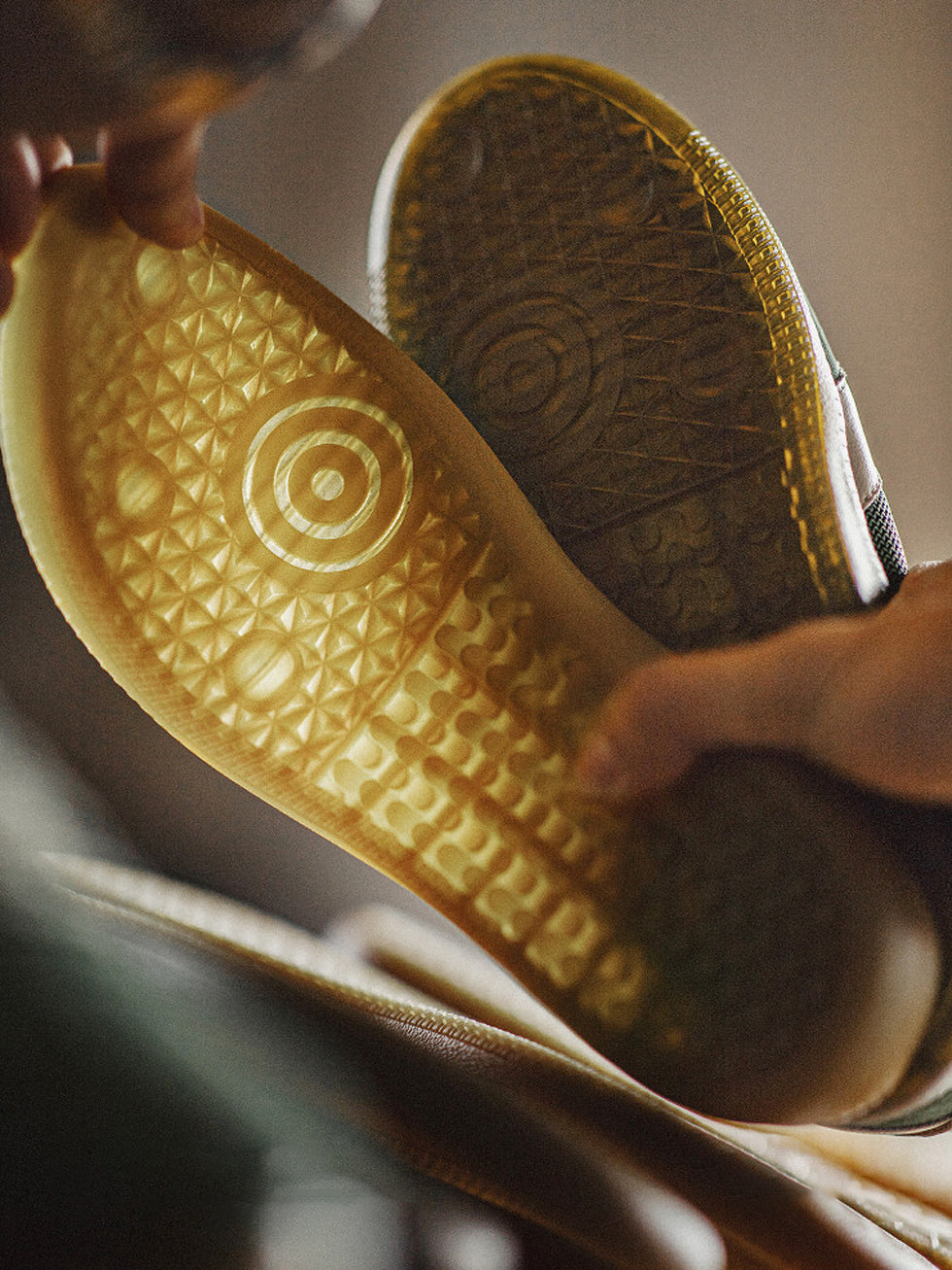 transparent outsole detail on retro style sneakers